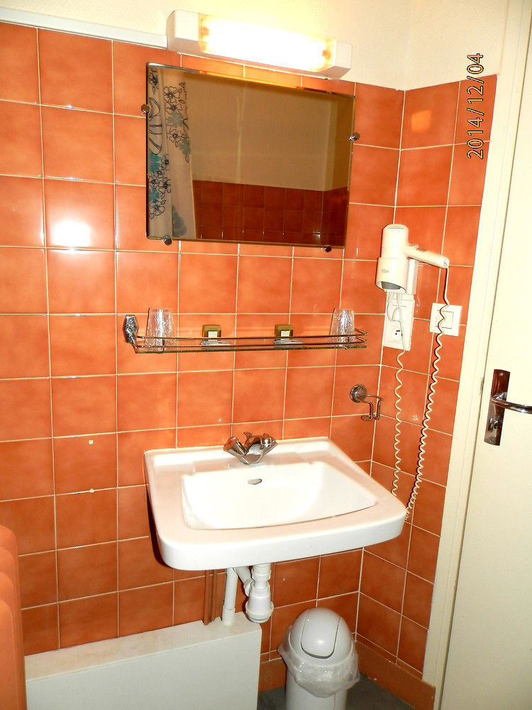 Hotel Saint - Pierre Villedieu-les-Poëles Eksteriør bilde