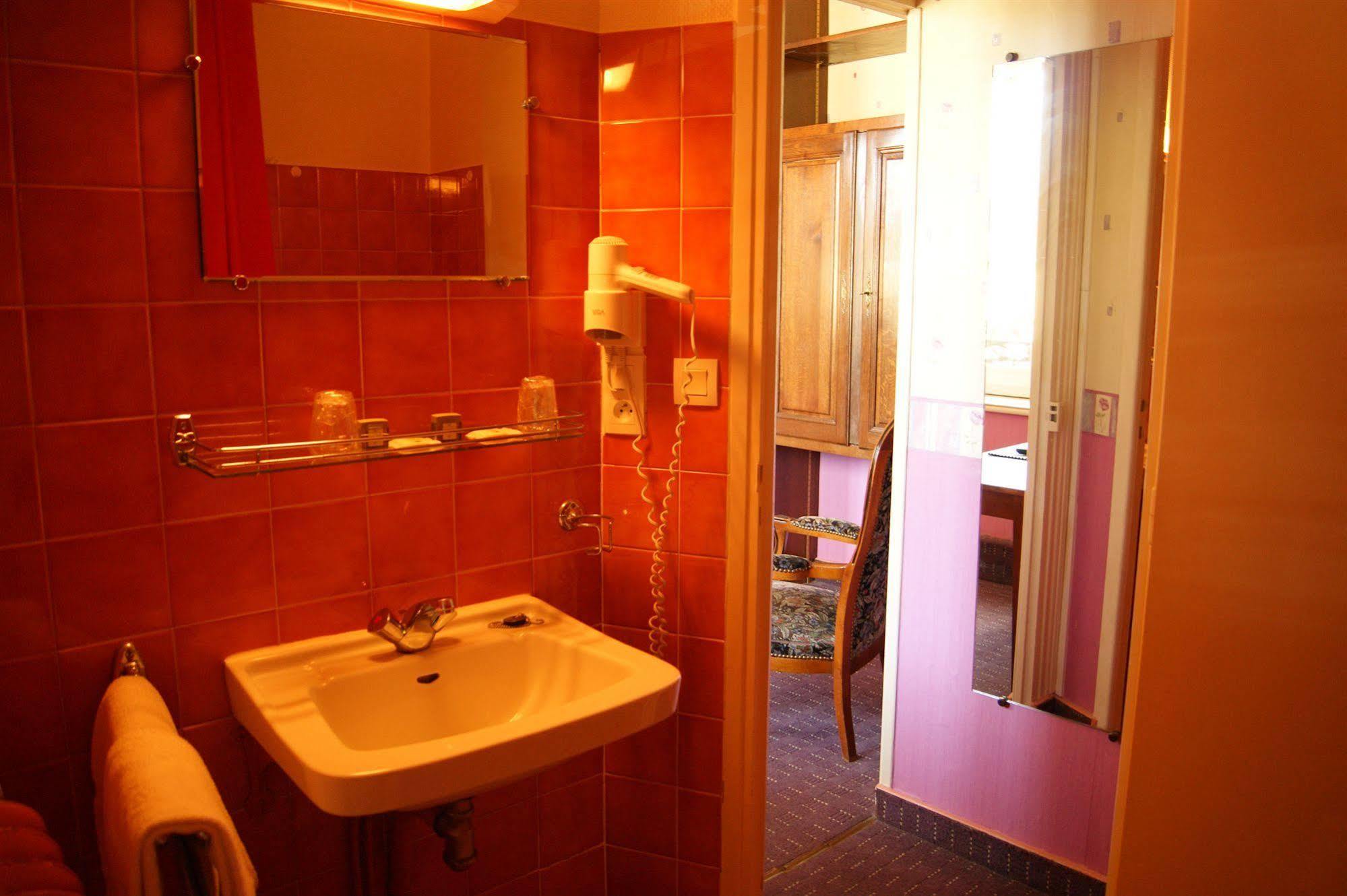 Hotel Saint - Pierre Villedieu-les-Poëles Eksteriør bilde