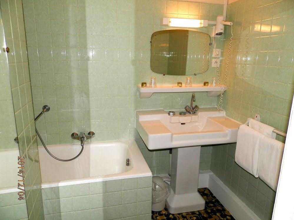 Hotel Saint - Pierre Villedieu-les-Poëles Eksteriør bilde