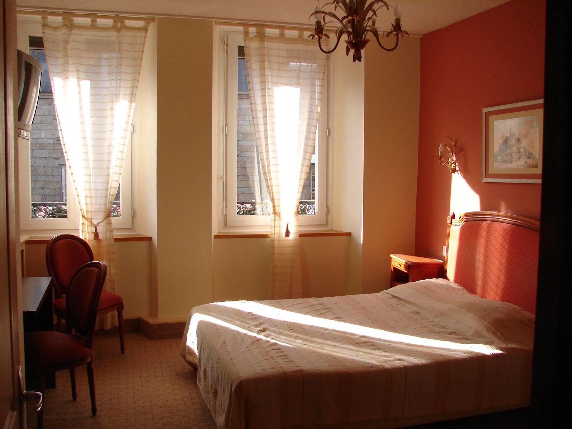 Hotel Saint - Pierre Villedieu-les-Poëles Eksteriør bilde